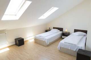 Хостелы Hostel Holland Bacau Бакэу Односпальная кровать в общем номере с 2 кроватями-5
