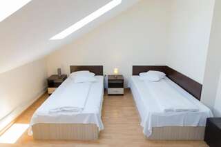 Хостелы Hostel Holland Bacau Бакэу Односпальная кровать в общем номере с 2 кроватями-6